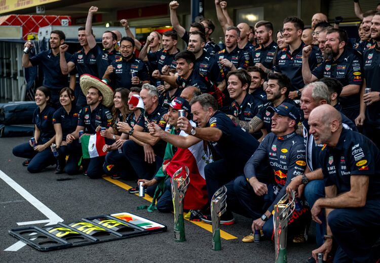 Max Verstappen viert een feestje met zijn team!